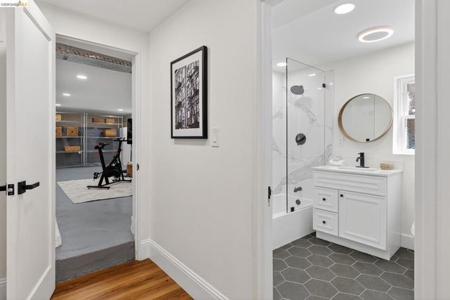 8301 Ney Ave, Oakland, CA 94605