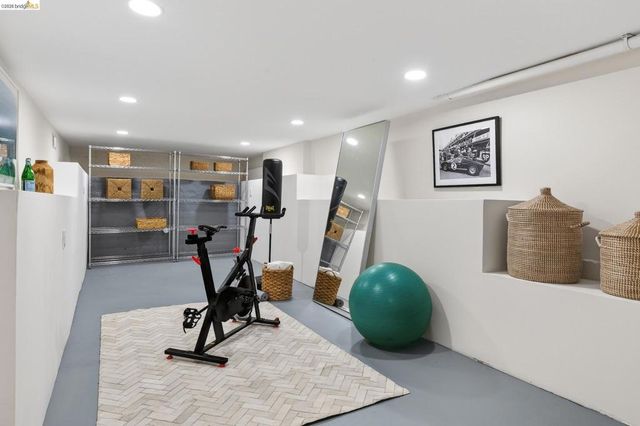 8301 Ney Ave, Oakland, CA 94605