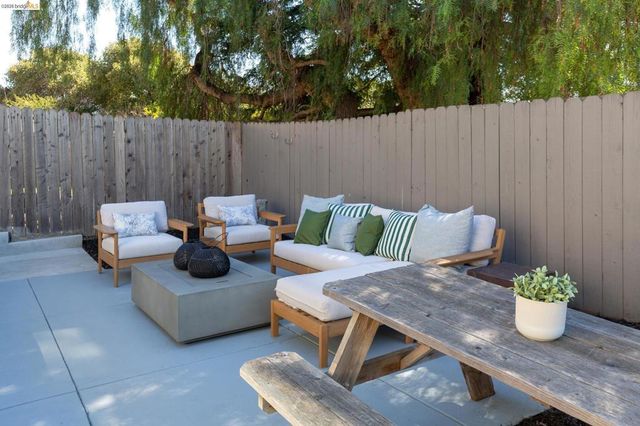 8301 Ney Ave, Oakland, CA 94605