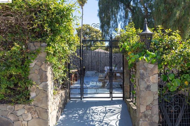 8301 Ney Ave, Oakland, CA 94605