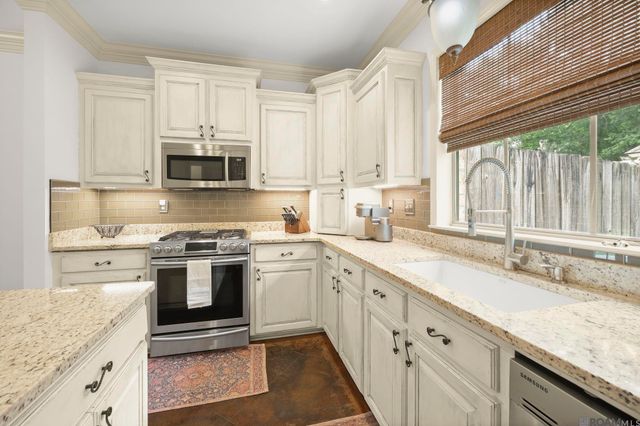 16438 W Lake Dr, Prairieville, LA 70769