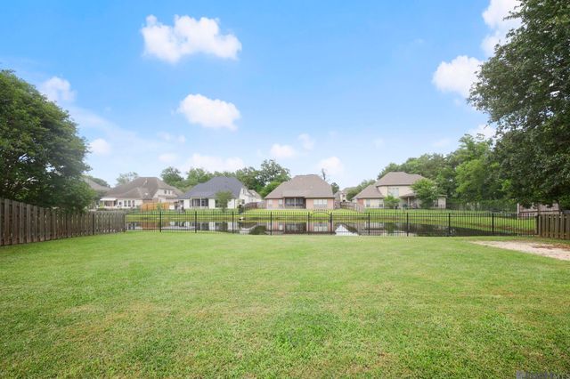 16438 W Lake Dr, Prairieville, LA 70769