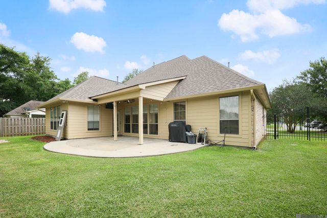 16438 W Lake Dr, Prairieville, LA 70769