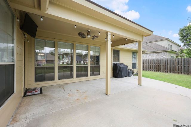16438 W Lake Dr, Prairieville, LA 70769