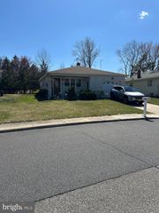 15 BONAIRE DR, Toms River, NJ 08757