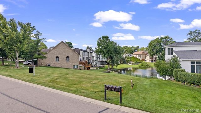 1062 FOREST BAY Drive, Waterford Charter Township, MI 48328