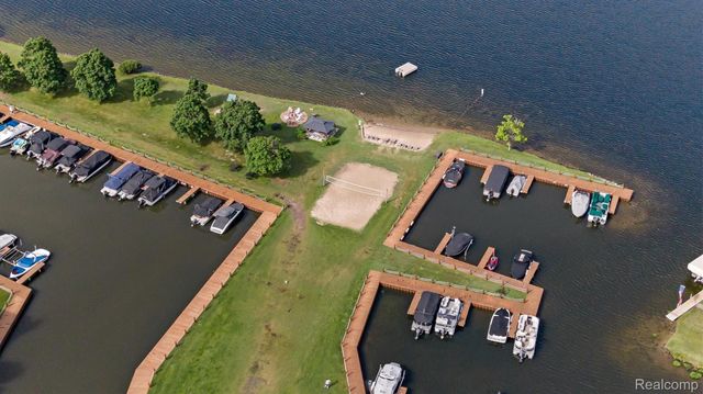 1062 FOREST BAY Drive, Waterford Charter Township, MI 48328