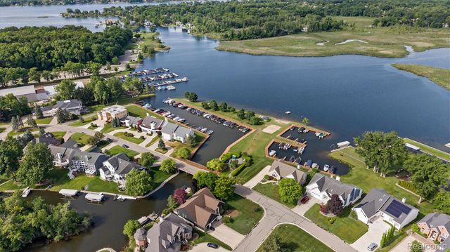 1062 FOREST BAY Drive, Waterford Charter Township, MI 48328