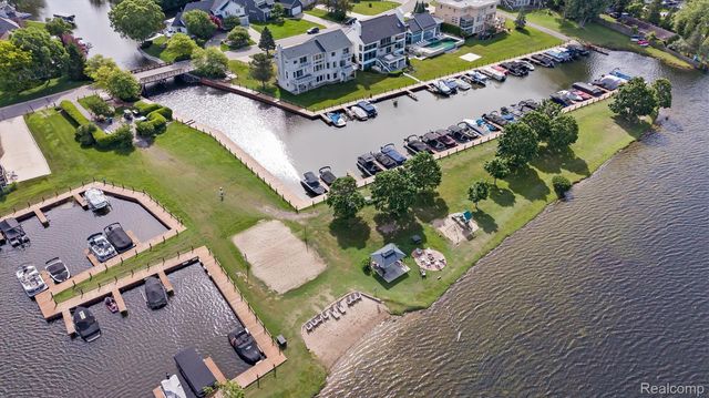 1062 FOREST BAY Drive, Waterford Charter Township, MI 48328
