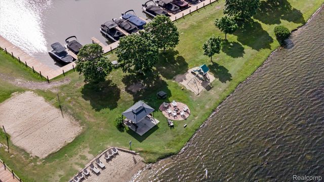 1062 FOREST BAY Drive, Waterford Charter Township, MI 48328