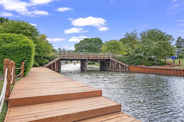 1062 FOREST BAY Drive, Waterford Charter Township, MI 48328