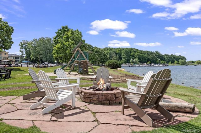 1062 FOREST BAY Drive, Waterford Charter Township, MI 48328