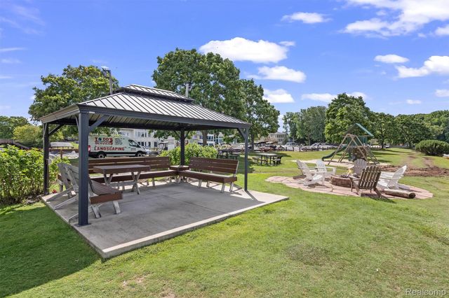 1062 FOREST BAY Drive, Waterford Charter Township, MI 48328