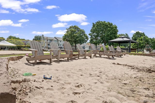 1062 FOREST BAY Drive, Waterford Charter Township, MI 48328