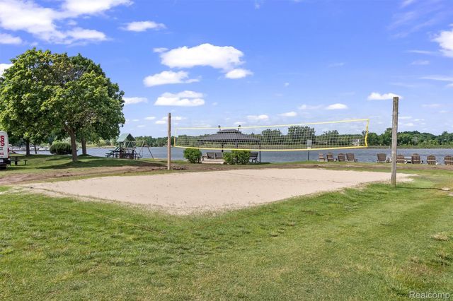 1062 FOREST BAY Drive, Waterford Charter Township, MI 48328