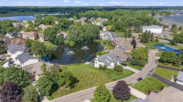 1062 FOREST BAY Drive, Waterford Charter Township, MI 48328