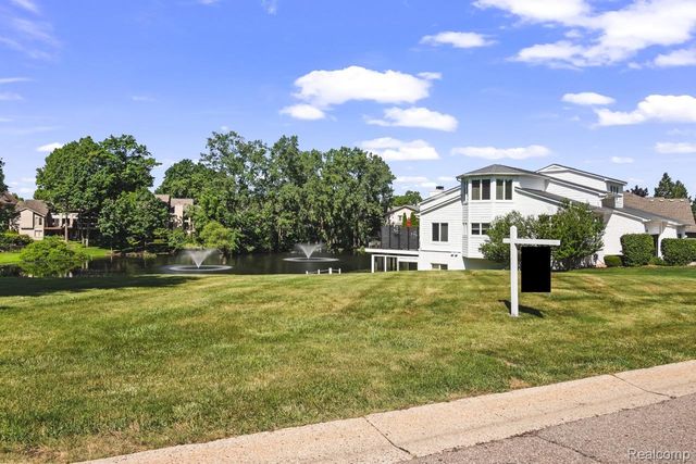 1062 FOREST BAY Drive, Waterford Charter Township, MI 48328