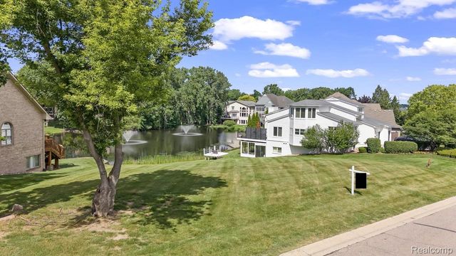 1062 FOREST BAY Drive, Waterford Charter Township, MI 48328
