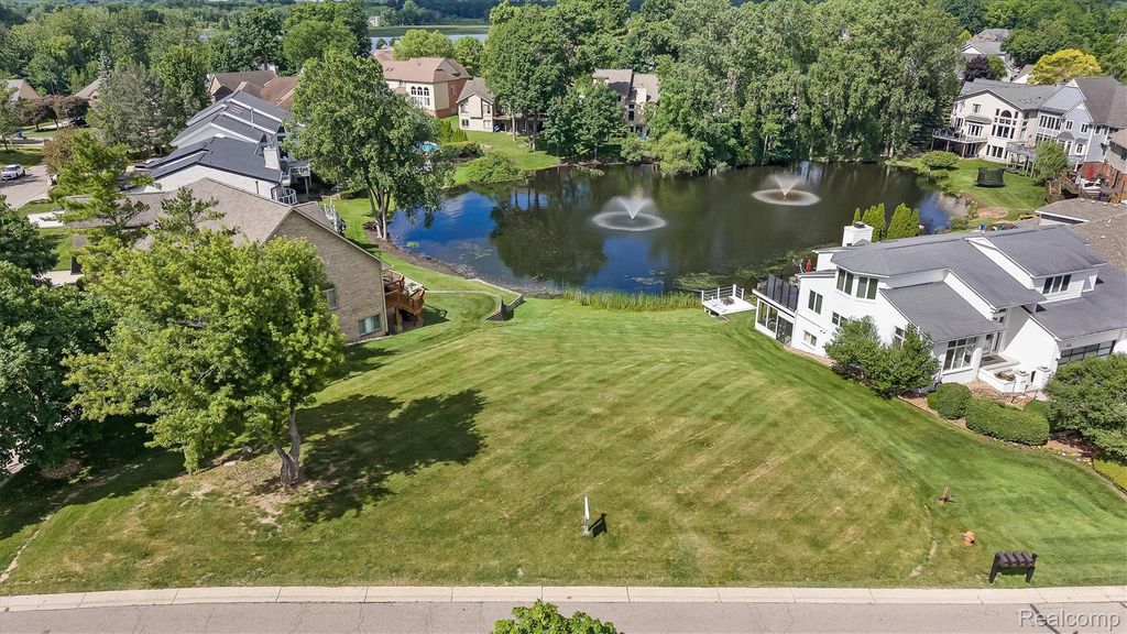 1062 FOREST BAY Drive, Waterford Charter Township, MI 48328