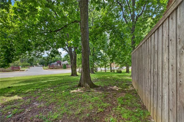 2825 E Inwood Lane, Fayetteville, AR 72701