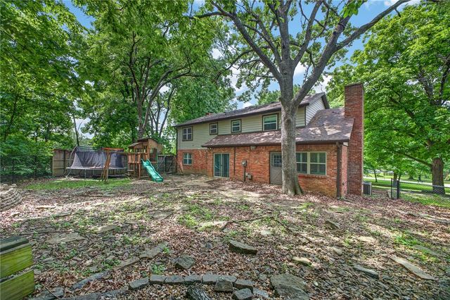 2825 E Inwood Lane, Fayetteville, AR 72701