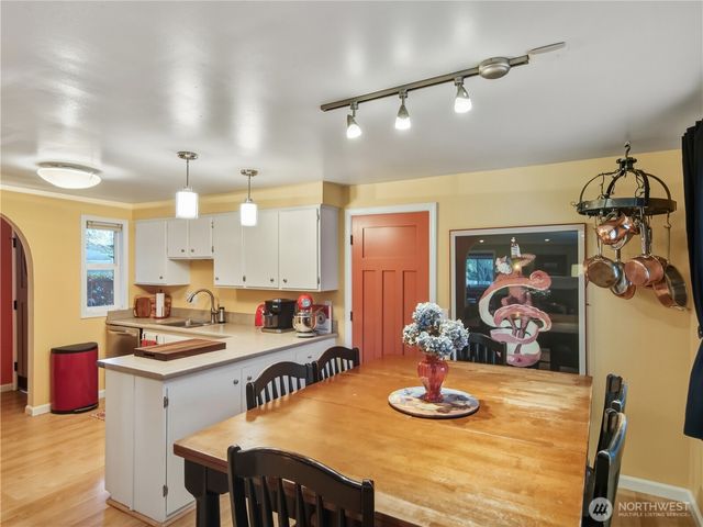 9240 Sand Point Way NE, Seattle, WA 98115