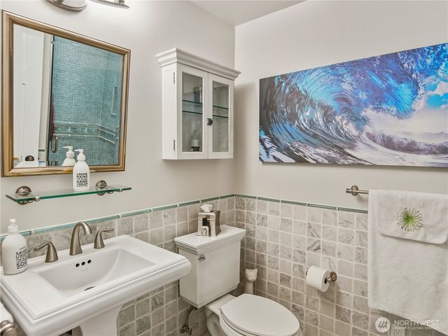 9240 Sand Point Way NE, Seattle, WA 98115