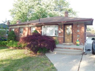 27200 Larchmont Street, St Clair Shores, MI 48081