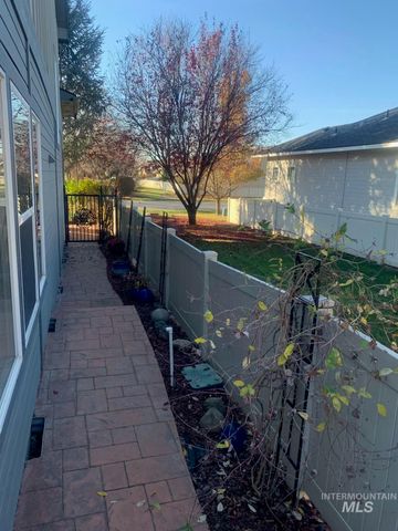 2698 N Vallin Ave, Meridian, ID 83646