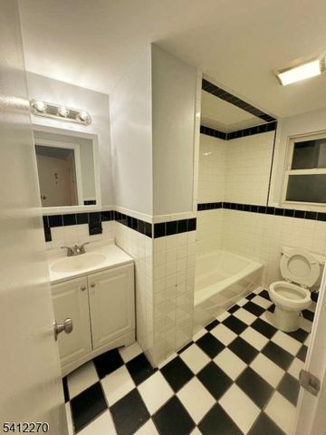 360 New St, Newark City, NJ 07103