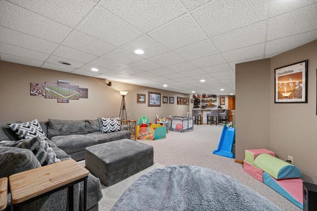 N65W28580 Fairlane DRIVE, Hartland, WI 53029