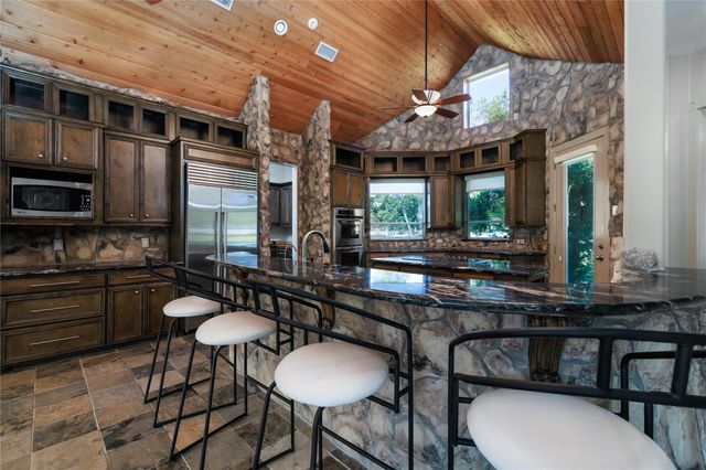 15453 Crown Oaks Drive, Montgomery, TX 77316