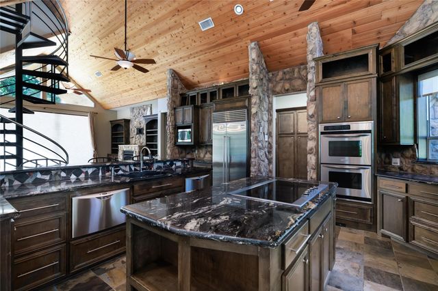 15453 Crown Oaks Drive, Montgomery, TX 77316