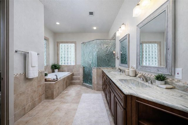 15453 Crown Oaks Drive, Montgomery, TX 77316