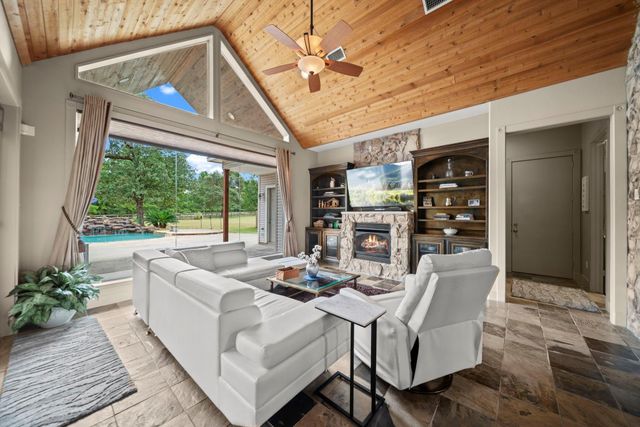 15453 Crown Oaks Drive, Montgomery, TX 77316