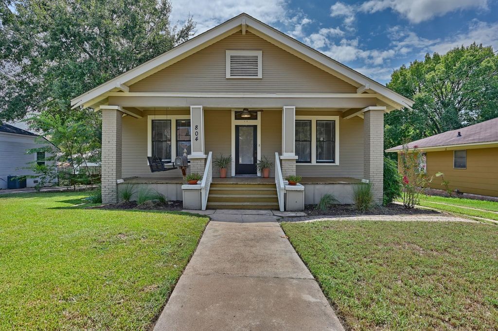 804 E Academy, Brenham, TX 77833
