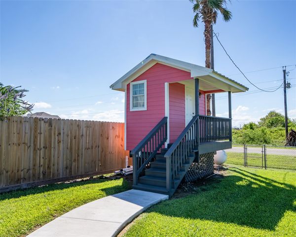 632 County Road 204, Sargent, TX 77414
