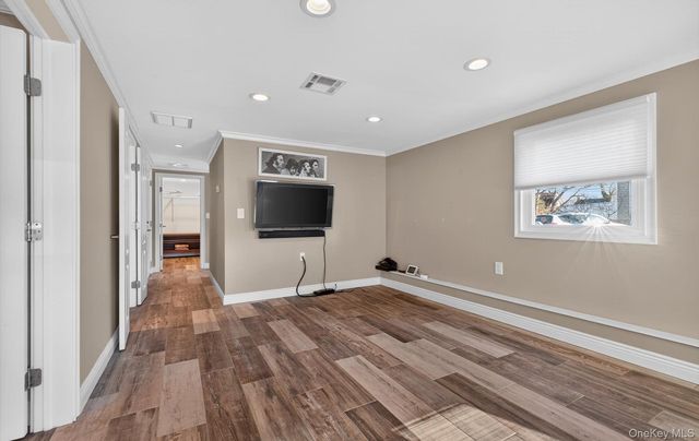 306 Bayville Avenue, Bayville, NY 11709