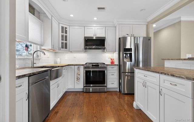 306 Bayville Avenue, Bayville, NY 11709