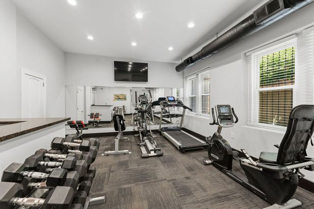 1608 W Sherwin Avenue 101, Chicago, IL 60626