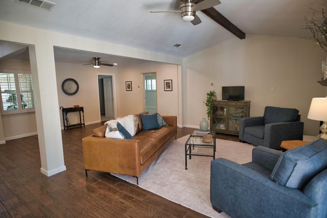 319 Buffalo Trail, Lake Jackson, TX 77566