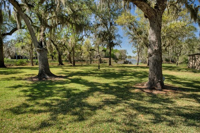 319 Buffalo Trail, Lake Jackson, TX 77566