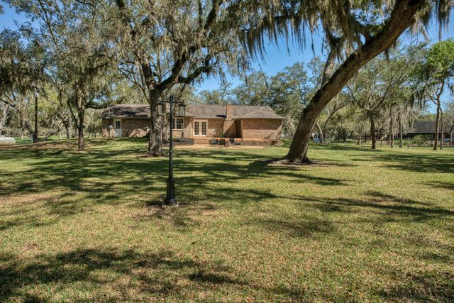 319 Buffalo Trail, Lake Jackson, TX 77566