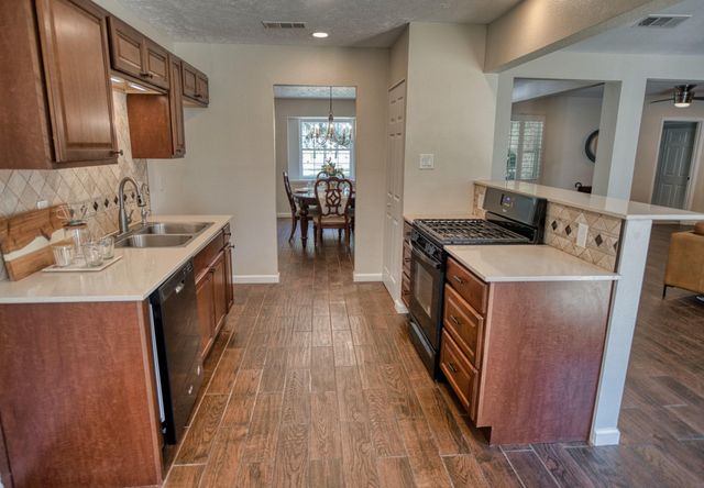 319 Buffalo Trail, Lake Jackson, TX 77566