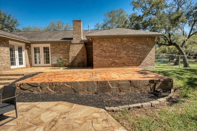 319 Buffalo Trail, Lake Jackson, TX 77566