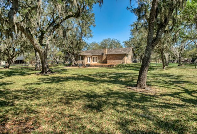 319 Buffalo Trail, Lake Jackson, TX 77566