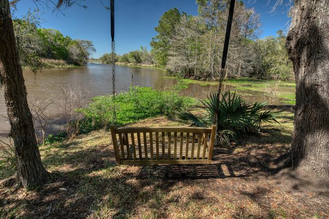 319 Buffalo Trail, Lake Jackson, TX 77566
