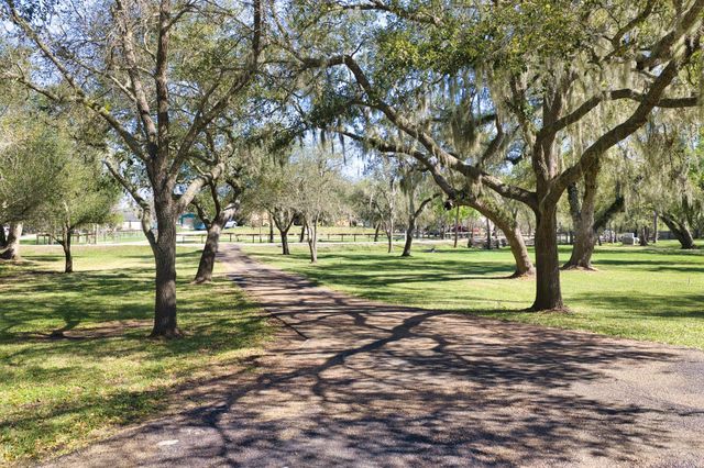 319 Buffalo Trail, Lake Jackson, TX 77566