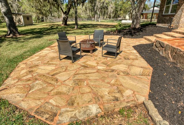 319 Buffalo Trail, Lake Jackson, TX 77566