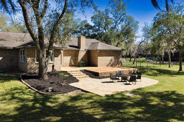 319 Buffalo Trail, Lake Jackson, TX 77566